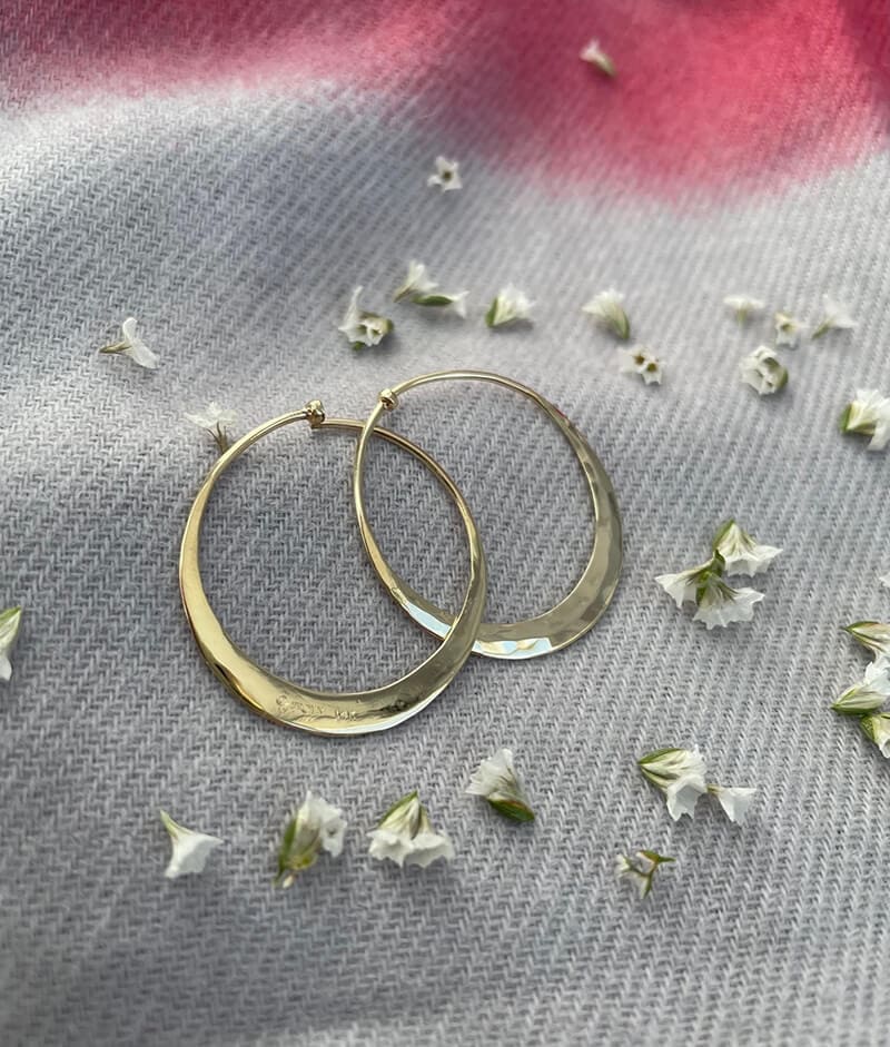 Hammered hoop earrings Flat 14K yellow gold BG Social Media grey with white flowers Hammered hoop earrings Flat 14K yellow gold